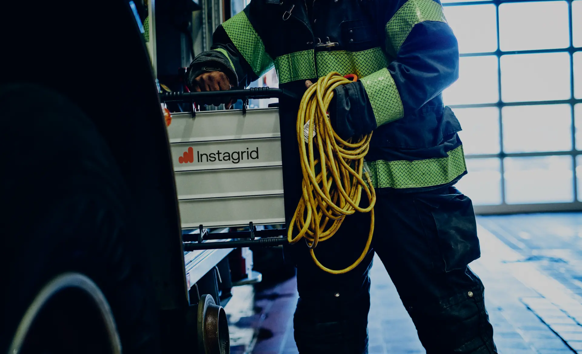 Jemand hält eine mobile Batterie für den indeustriellen Einsatz mit zwei Händen